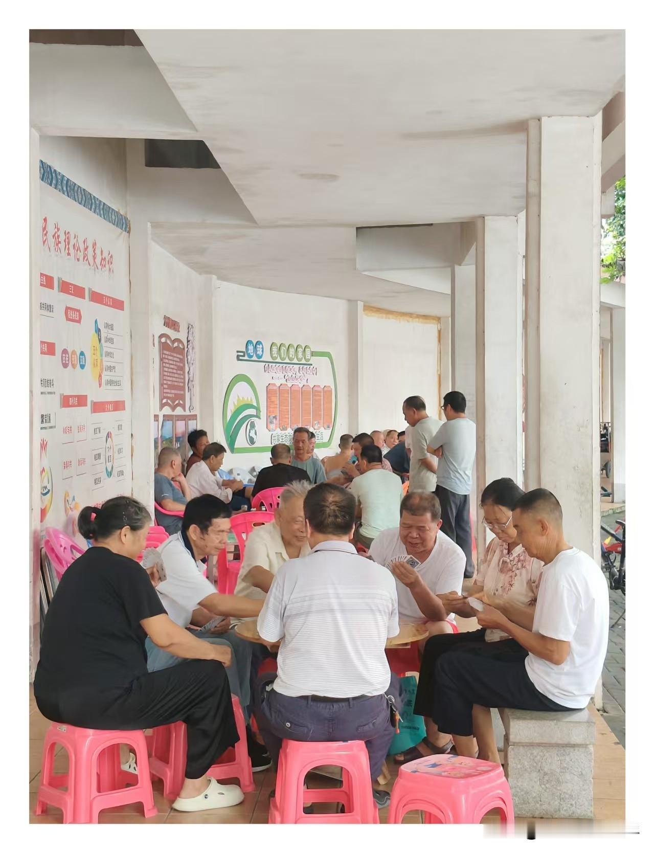 在公园长廊，每天早晨都有很多人在这里打牌玩耍。