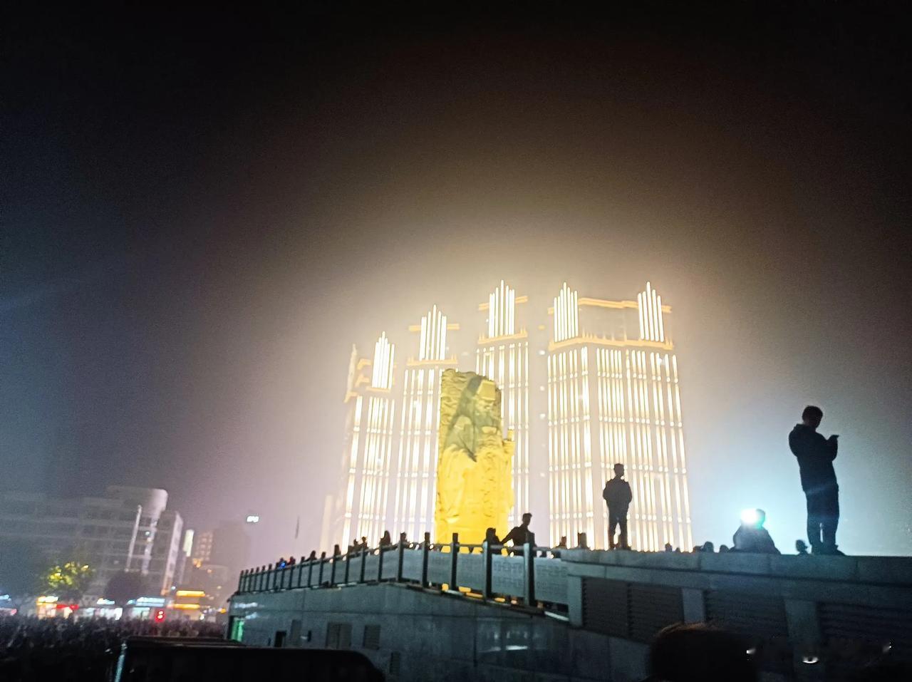 算是十几年来咸阳统一广场最最热闹的几天了吧。要是能像西安大唐不夜城一样，形成一个