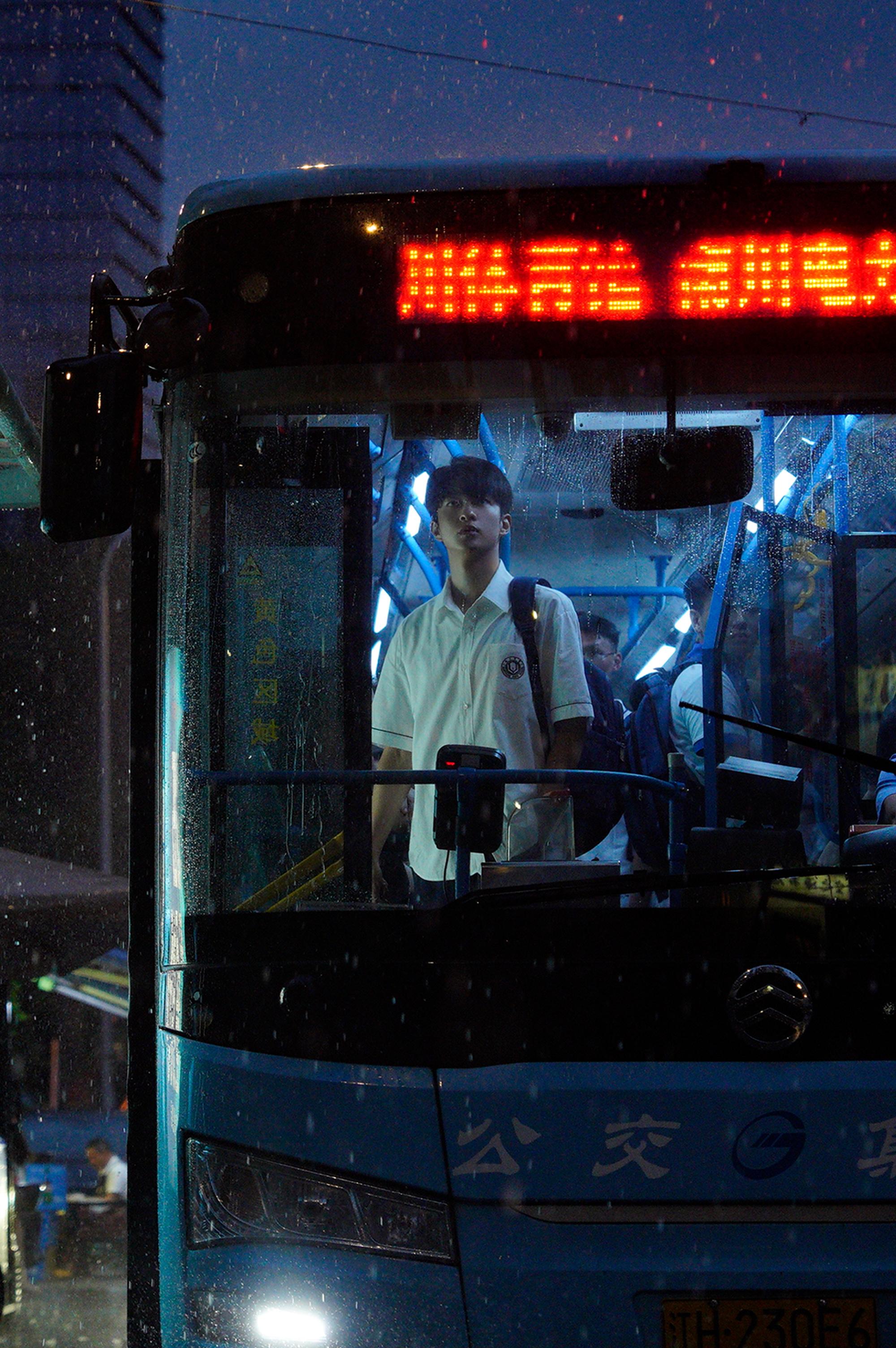 屈楚萧听到张万森四周年快乐的反应 谁还没被屈楚萧的回应甜到！赶路途中听到祝福立刻