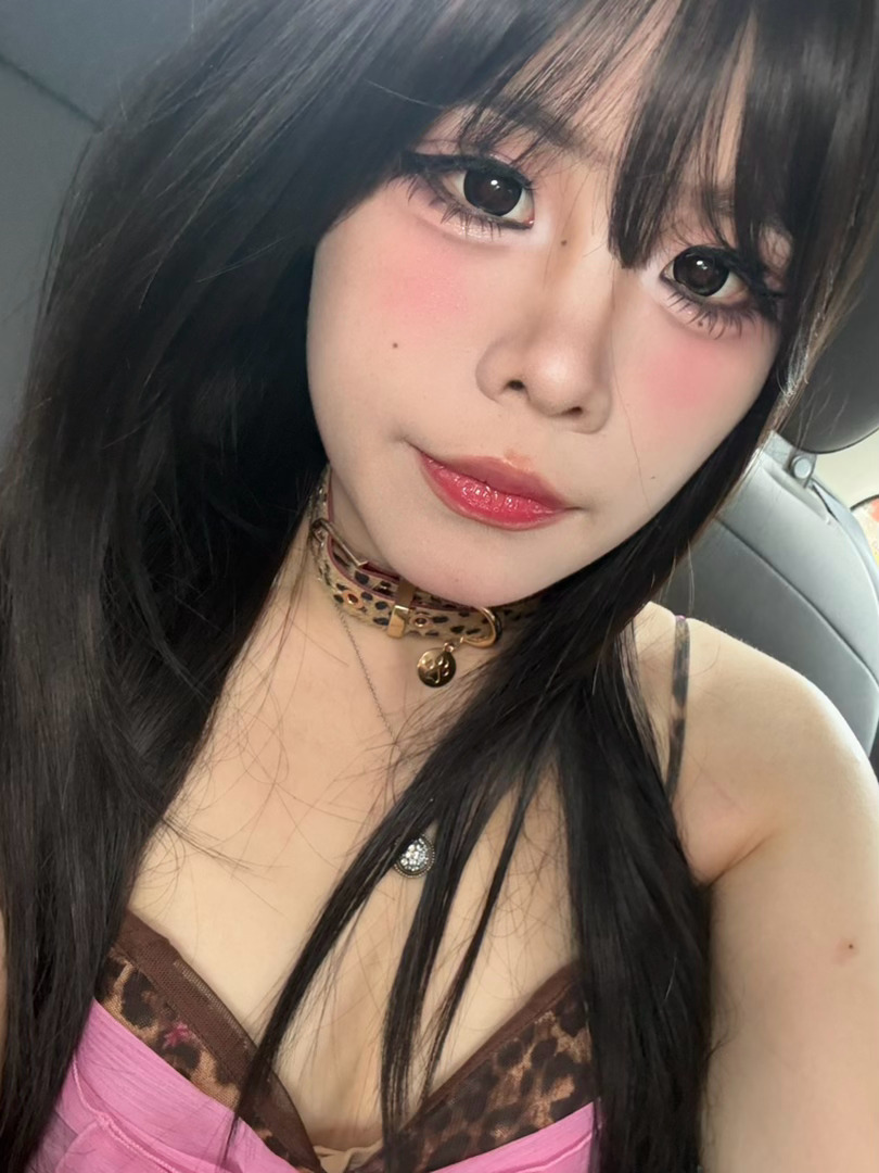 可游米严肃出席 