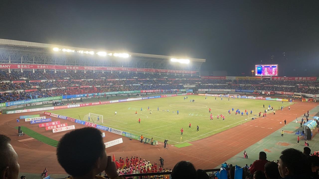 来看永州跟娄底对球迷的差别。
永州：球迷大礼包里包含一件球衣、一个喇叭、一杯水、