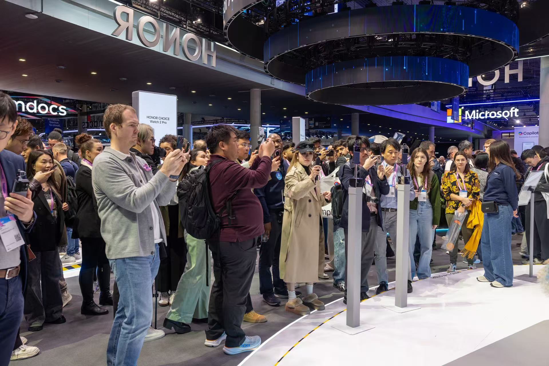 3月2日西班牙巴塞罗那大会上，荣耀的AI智能创新吸引了全球媒体及行业专家的高度关