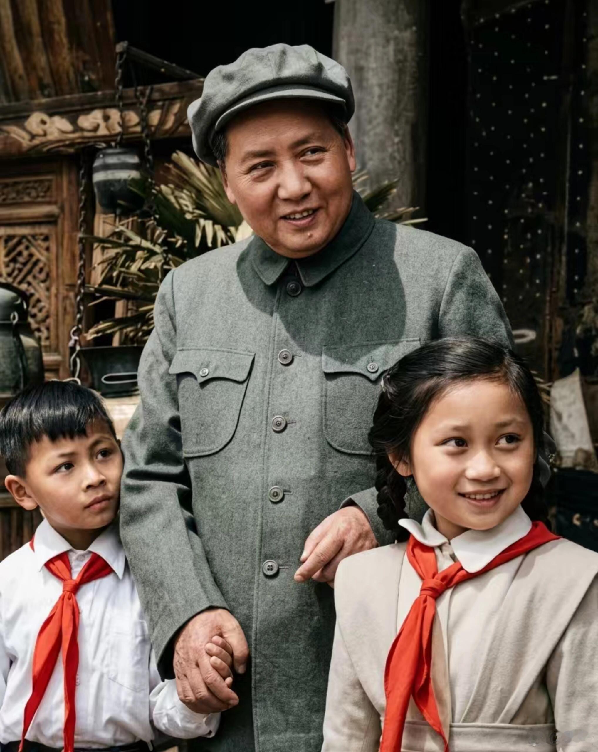 少年强则国强（图为1954年5月1日教员在天安门城楼与献花的少先队员王光如和刘春