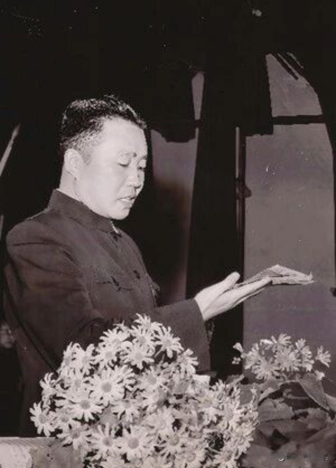 1957年，中共八届三中全会期间，马文瑞作劳动工资和劳保福利报告的老照片。根据《
