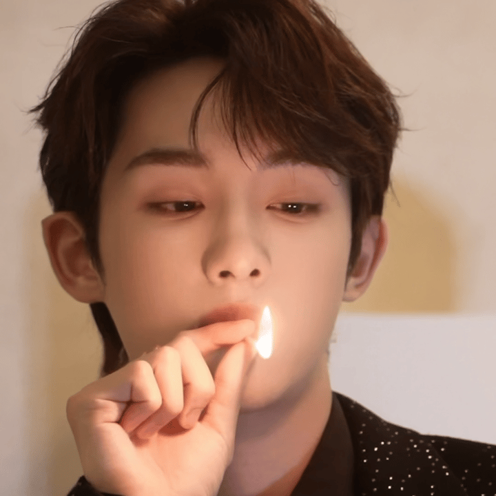 董思成这个镜头钓到我了 哇塞！董思成这个镜头直接把我拿捏！黑西装上的碎钻随着动作