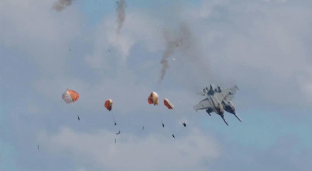 疲惫之师，何以舞长空
四名飞行员能够弹射生还，的确要感谢现代弹射座椅的技术奇迹。