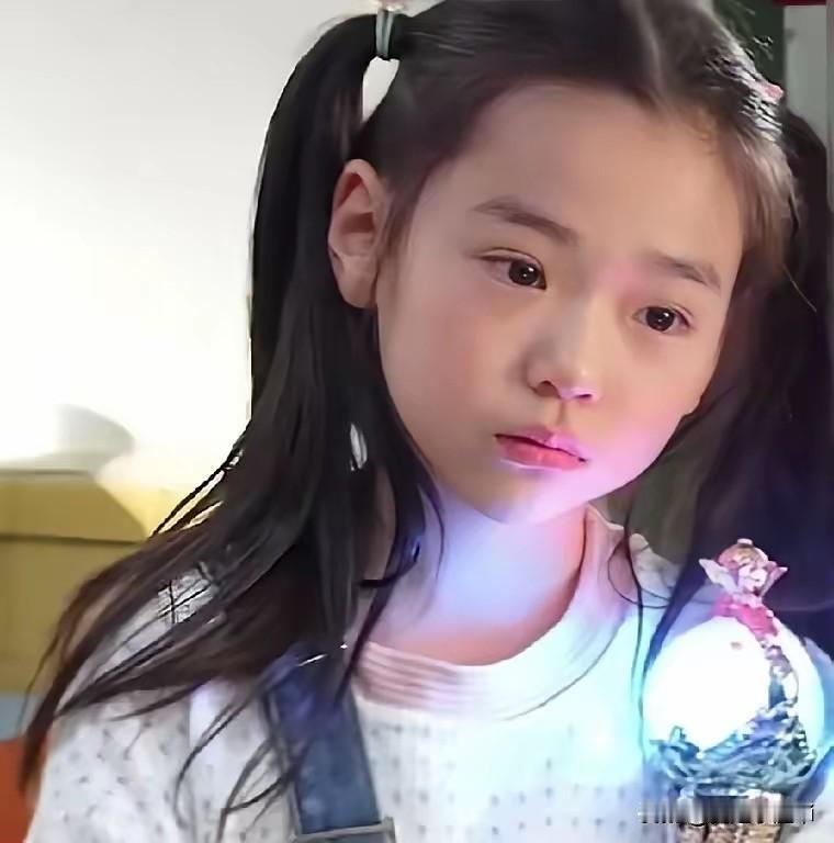 导演夸小酒窝很有天赋。说这小孩，出乎意料的好，之前不怎么了解她。那么今天来了以后