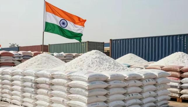 印度这次下血本了！化肥价格翻倍也得硬着头皮买，一算账农民全哭了
每吨959美元！