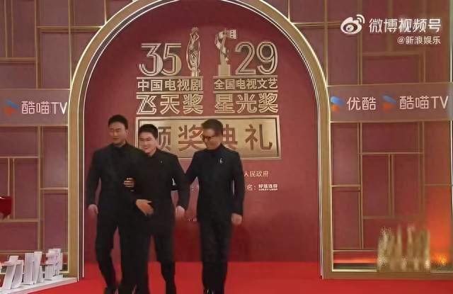 综艺名场面照进红毯！胡军李乃文现场重操 “助理” 旧业