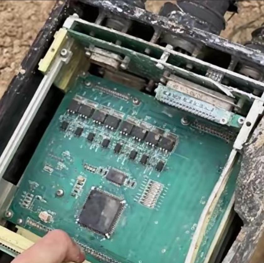 一枚被击落的伊朗导弹，肚子里的电路板照片被公开了。
这张导弹内部的照片，一出来就