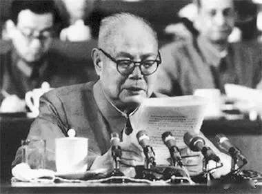 在十大开国元帅中，连任政治局委员届数最多的是谁呢？

1956年八大召开时，叶剑