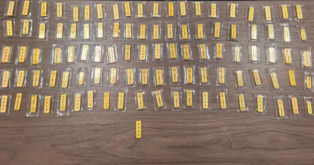 浙江温州，男子拿1980克金条去典当，老板前后放款130万，男子特意跟老板强调，