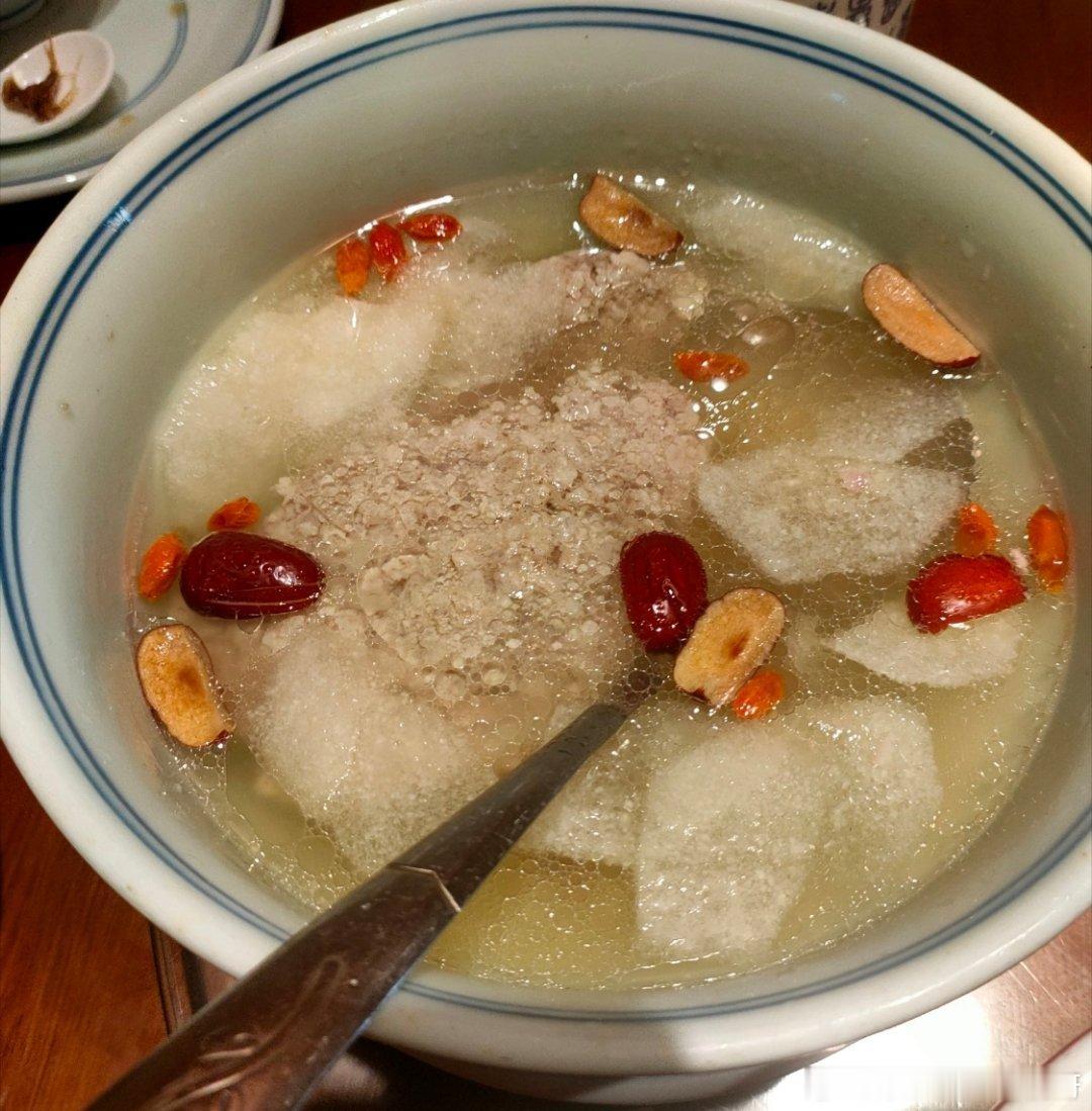 雪梨肉饼蘑菇汤家常必喝的温润靓汤，雪梨肉饼蘑菇汤鲜掉眉毛，清甜解腻又养胃，一口暖