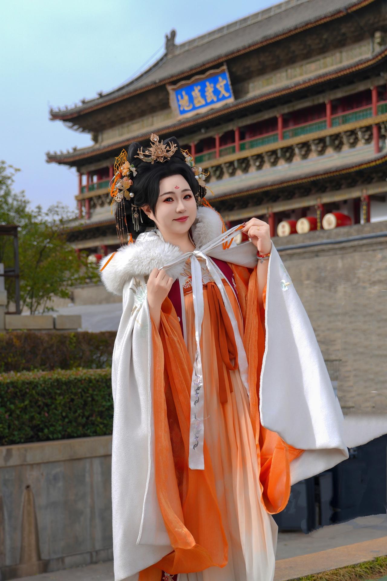 我想我自己这一页 应该明媚自由 步履生花 细数珍重为自己而活 为自己干一杯 汉服