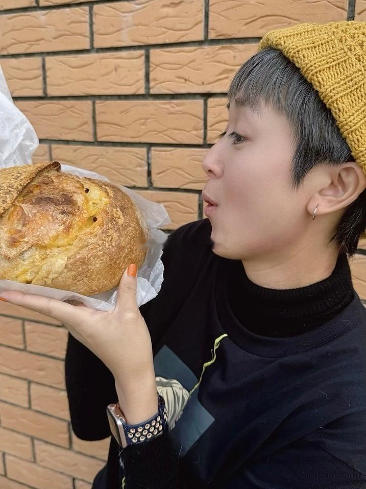 唐宁：买到好食嘅面包要影相🍞🤳 ​​​