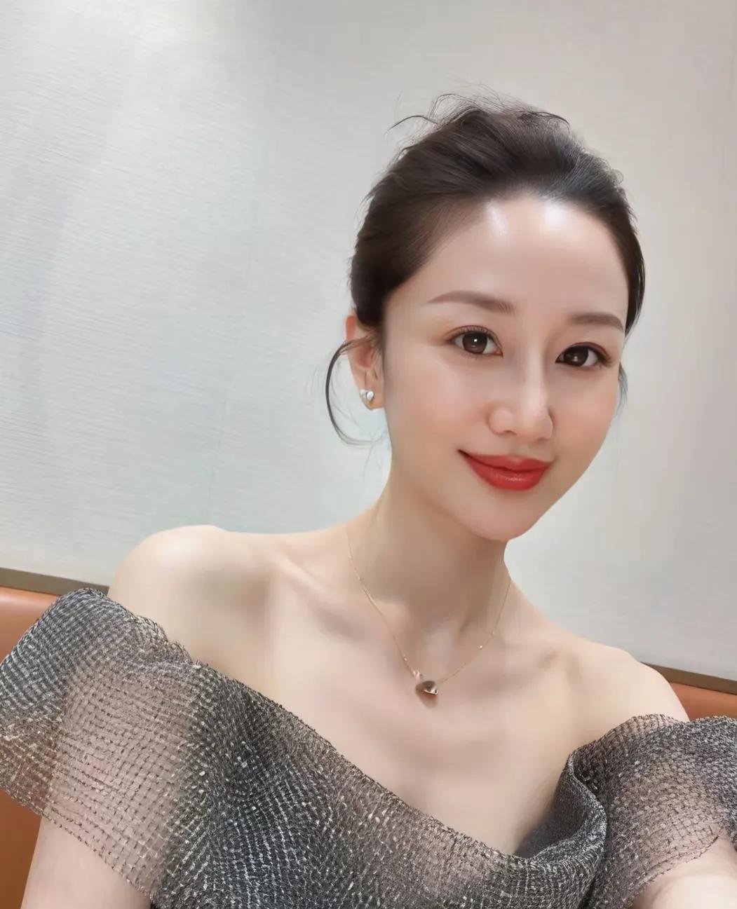 漂亮从来都不是免费的。下班健身、护肤、护发，每一样都要花时间、花钱，更要耗精力。