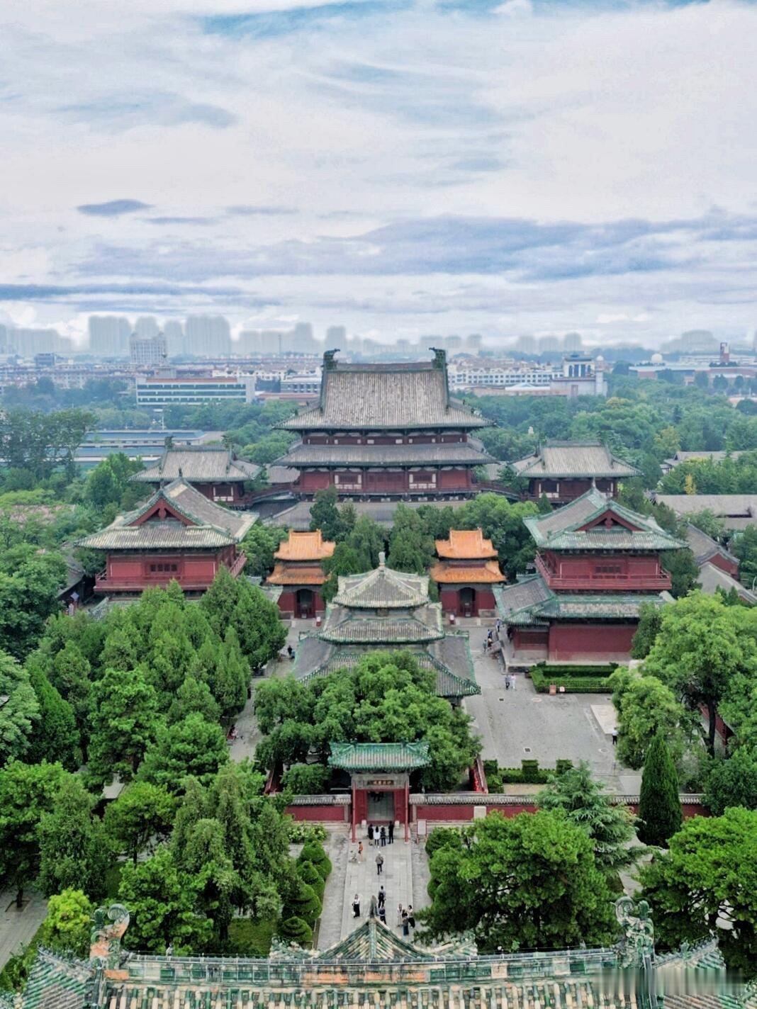 游正定大佛寺却没见到大佛。9月14日下午晚些时候，我们到达正定隆兴寺游览，因隆兴