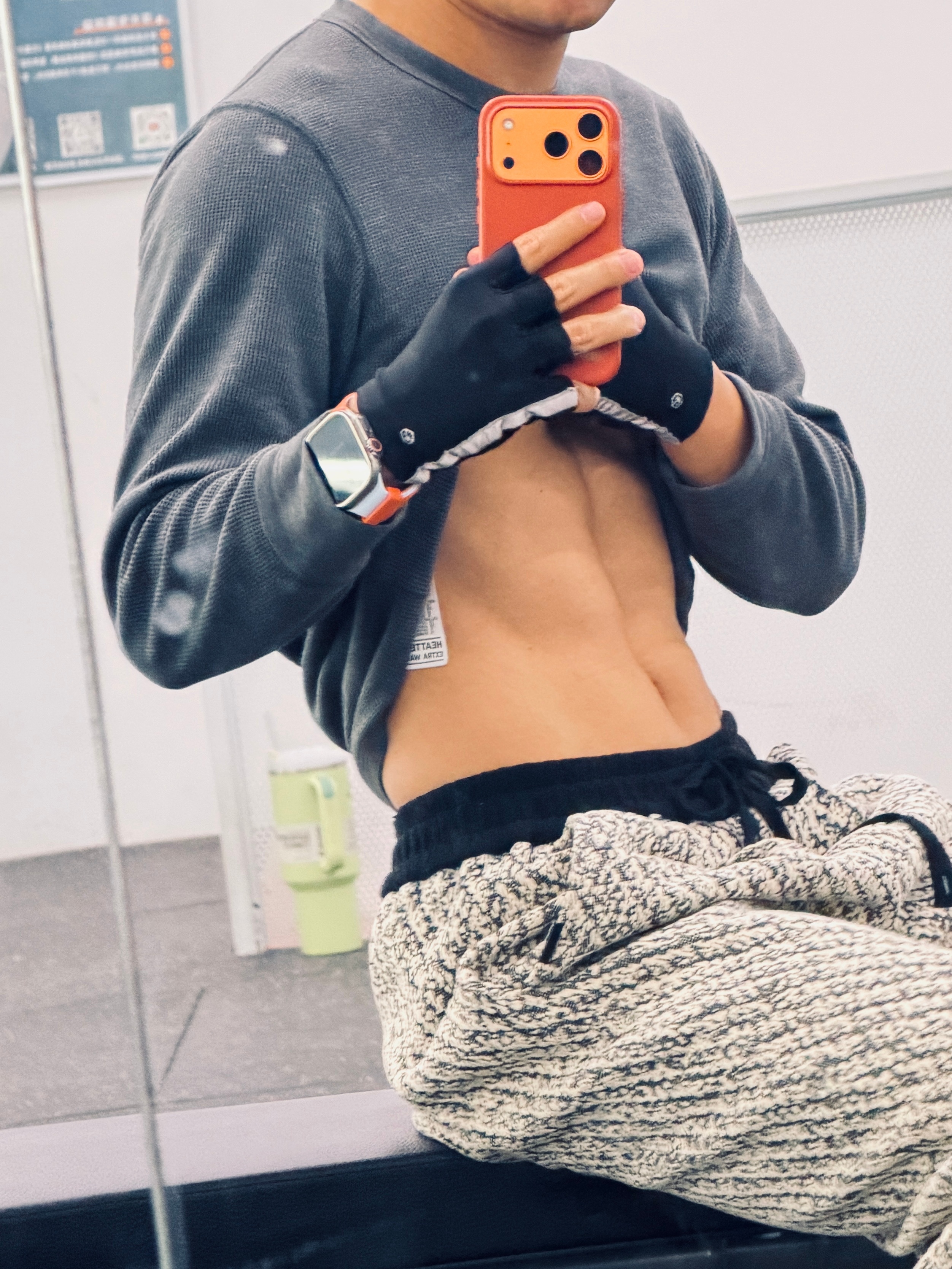 撸铁不发照，等于没撸铁。兄弟们，看看这个腹肌，咋样？目前还没专门练腹部，记录一下