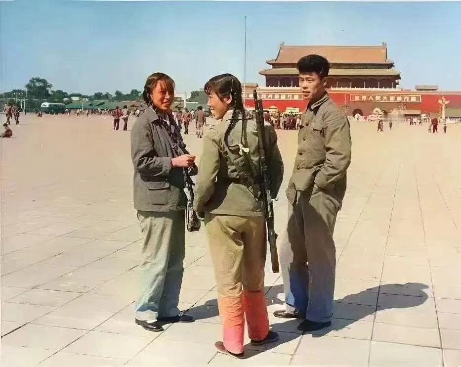 历史老照片：广场上的女民兵

这应该是上世纪七十年代的照片