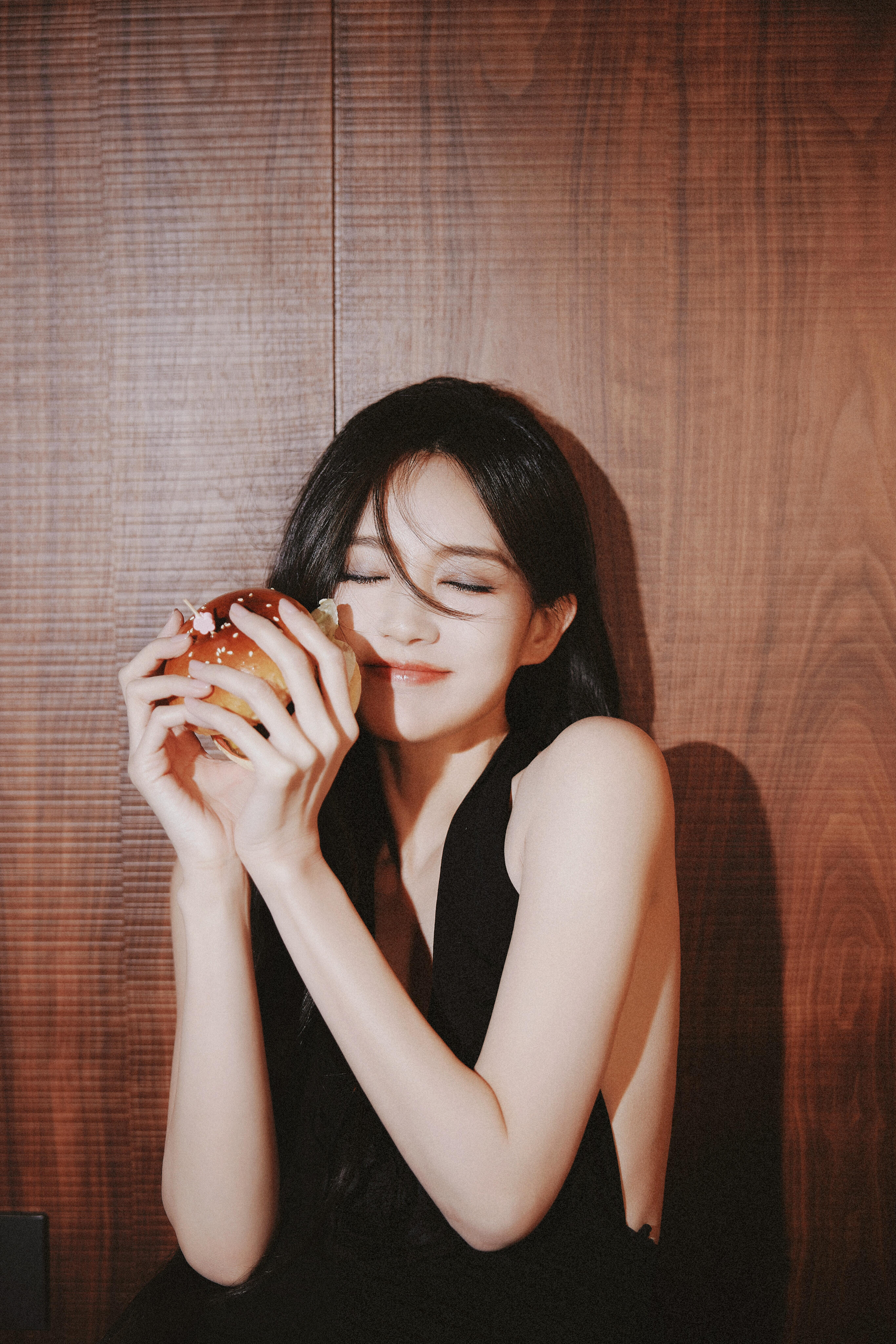 李一桐爆料李现摄影技巧 李一桐爆料李现摄影技巧，讲戏加找图，简直是漂亮模特遇上懂