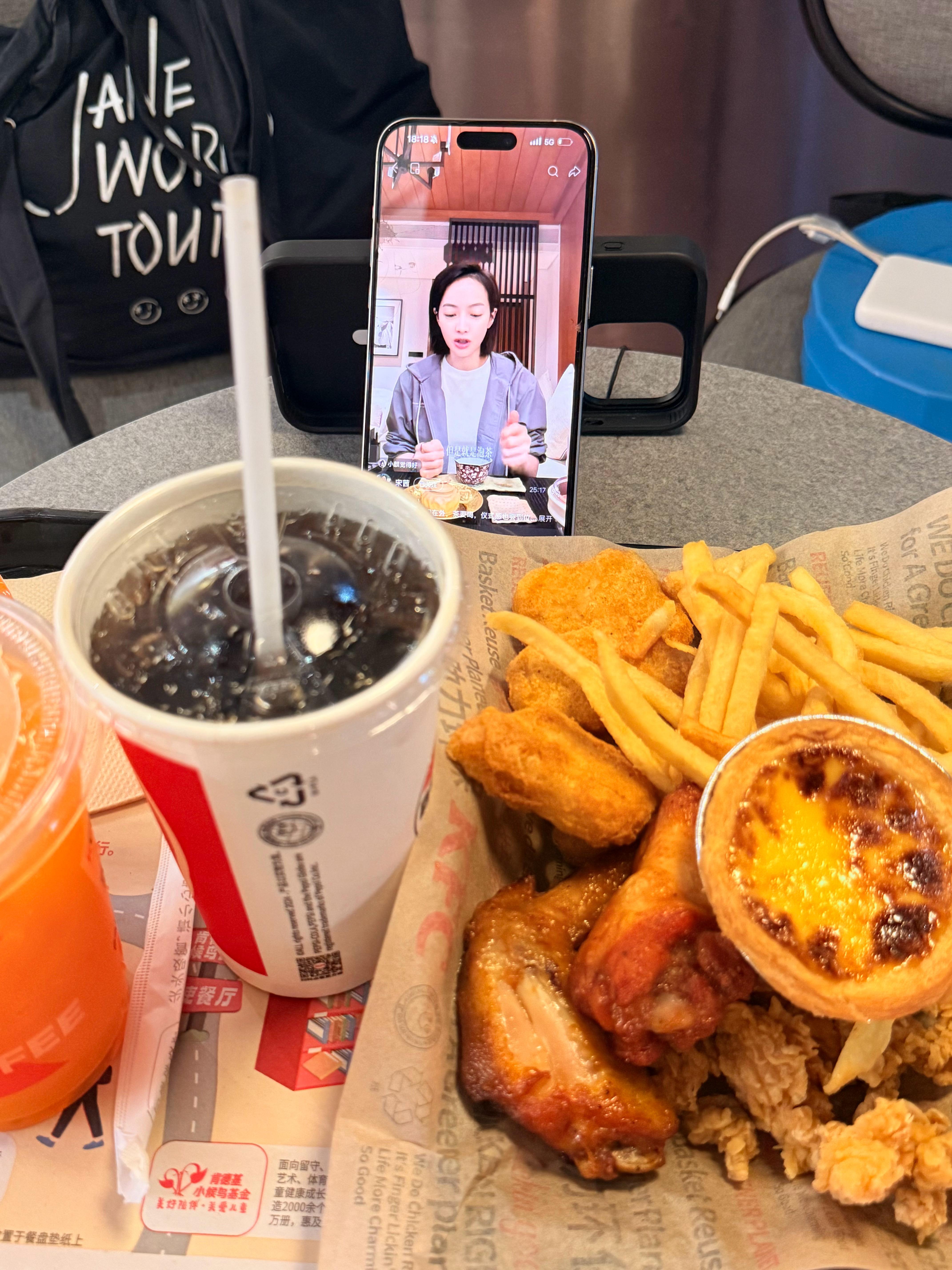 幸福就是在机场接完姐宝一起边吃边看得闲饮茶～🥰 