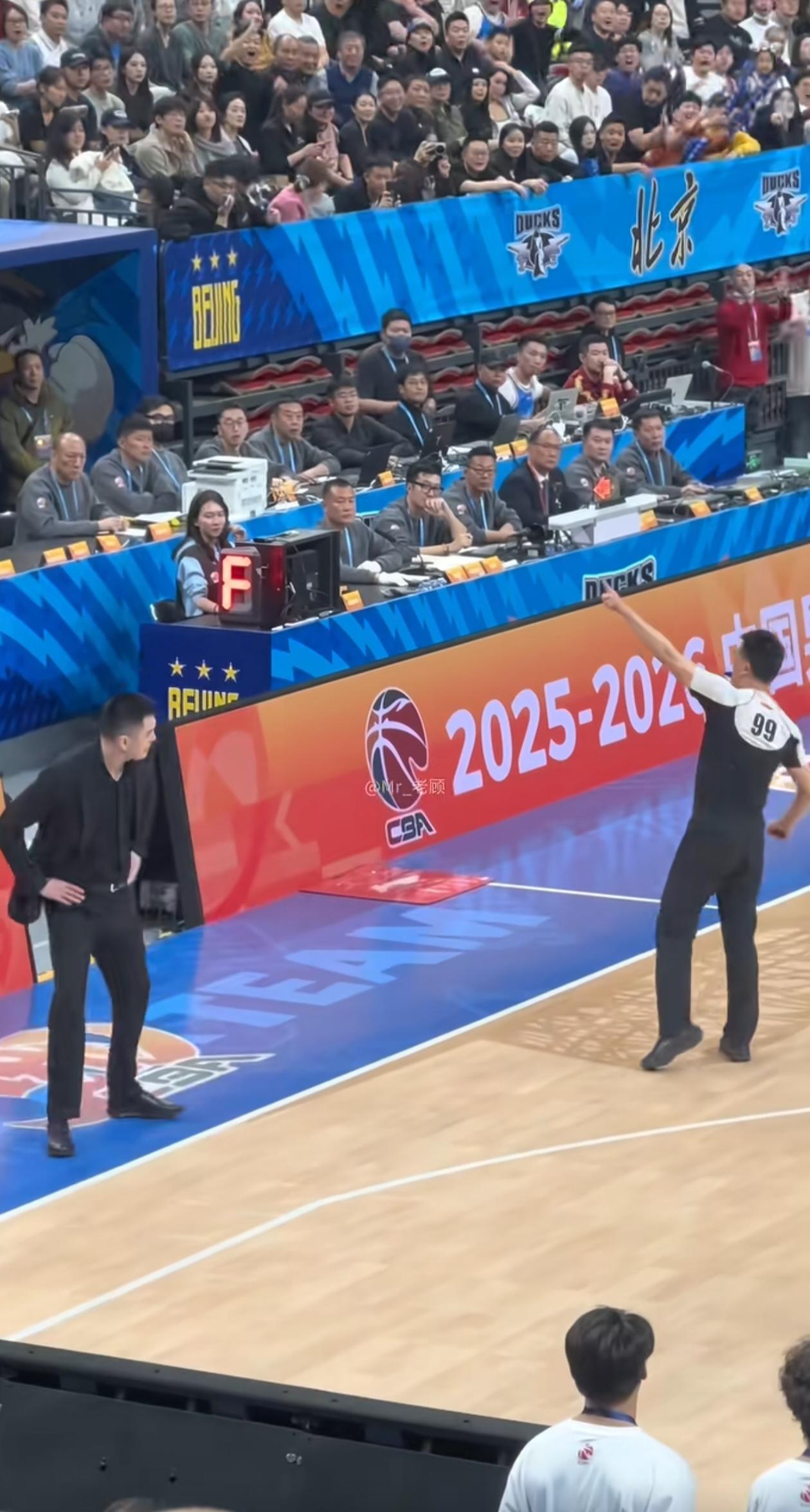 CBA一些球队的教练脾气暴躁，硬怼裁判，即便是被吹技术犯规甚至被驱逐也要发泄不满