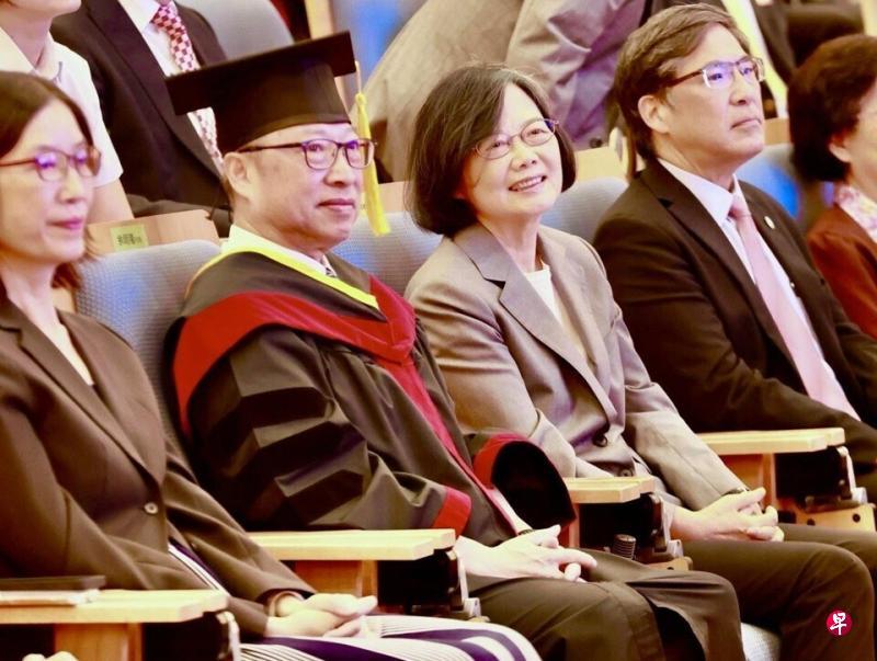 10年来，台湾民众赞成两岸政治谈判的人越来越少，逾两成民众认为蔡英文是负责谈判的