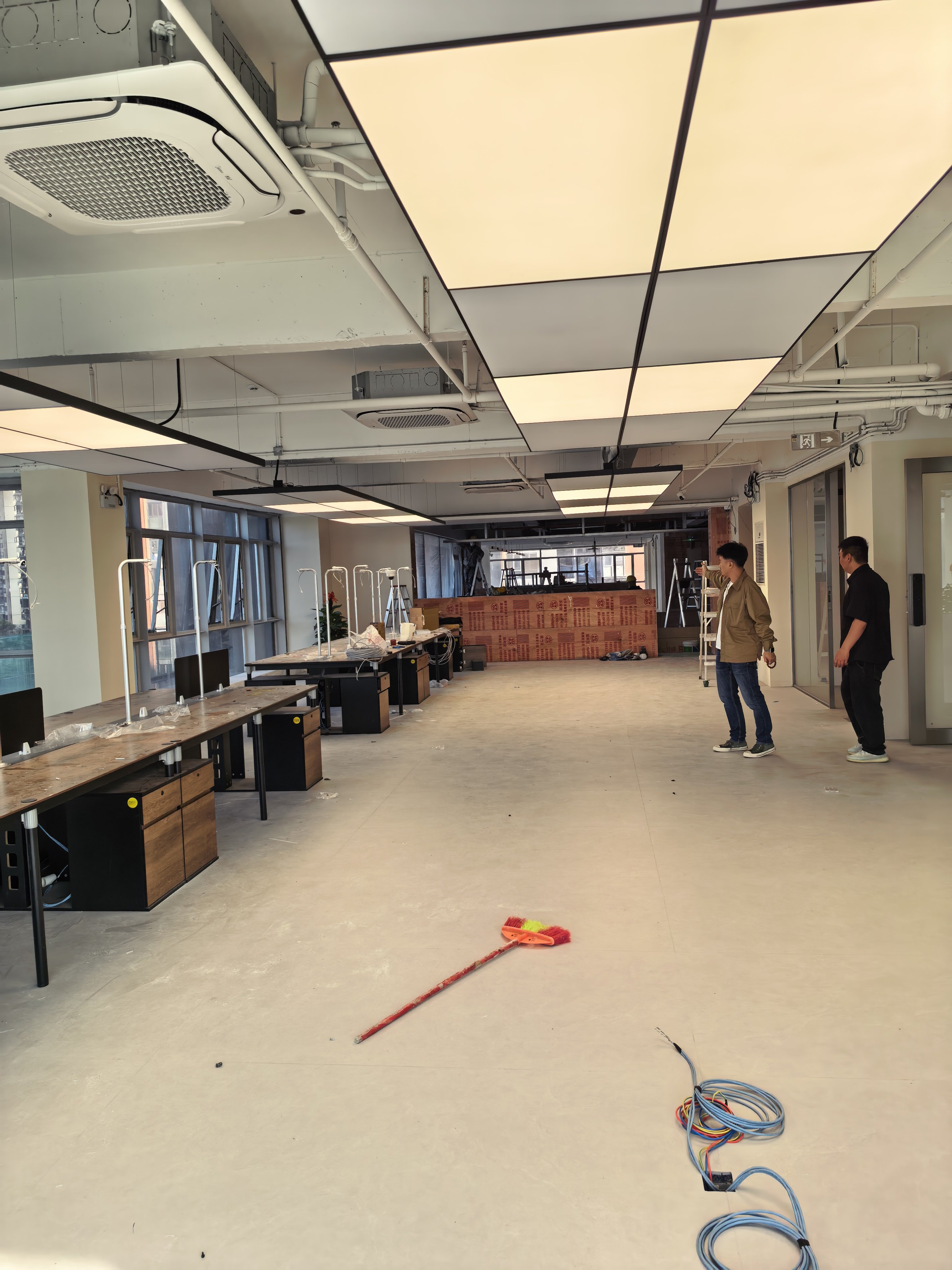 第一次来到新公司，面积真大，楼下学校，打网球，台球都有，准备开始租房了 深圳·东