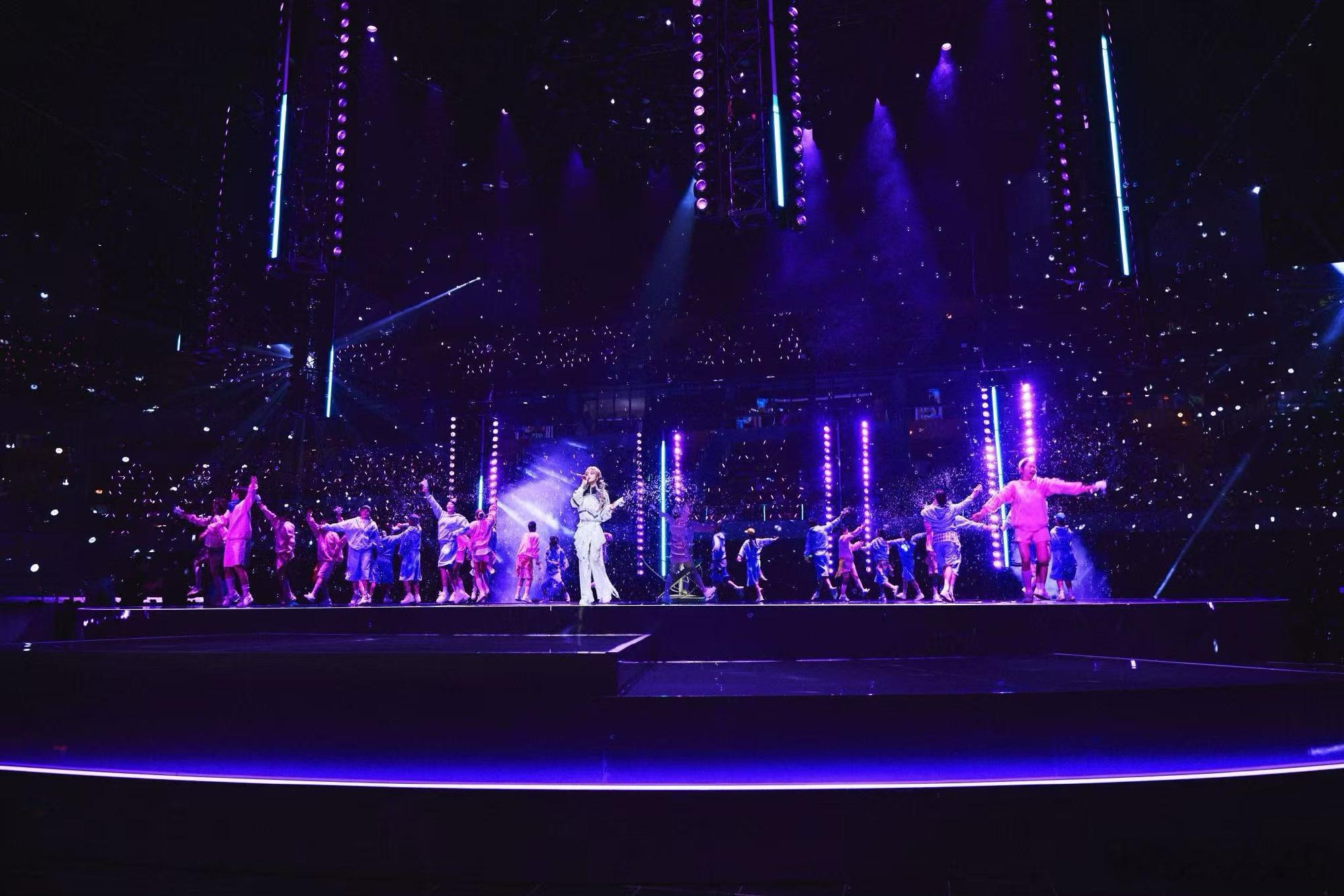 黄霄雲在AG主场观赛 霄雲这是彻底化身电竞狂热少女了吧，刚和钟意一起看了演唱会，