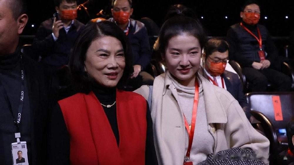 孟羽童好勇啊！

董明珠当着全部入职人员的面公然批评她，她不改备注就算了，竟然还