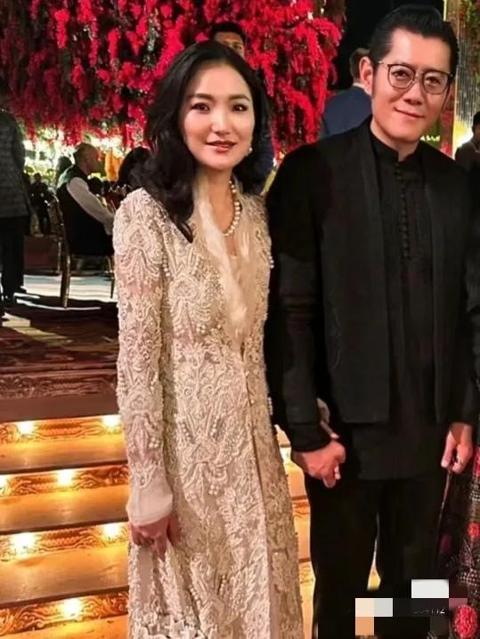 终于看到不丹王后穿晚礼服了！

没想到，一向以不丹传统服饰示人的不丹王后，终于换