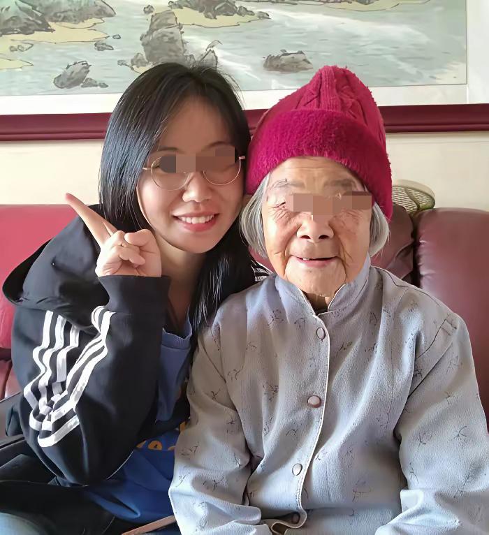 26岁姑娘为省钱，和上海68岁阿姨同住了六年。
谁也没想到，一场合租，竟处成了比