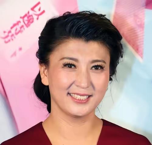 闫学晶，一个从底层慢慢熬出名的二人转演员，出名了，有钱了，然后就飘了，开始“哭穷