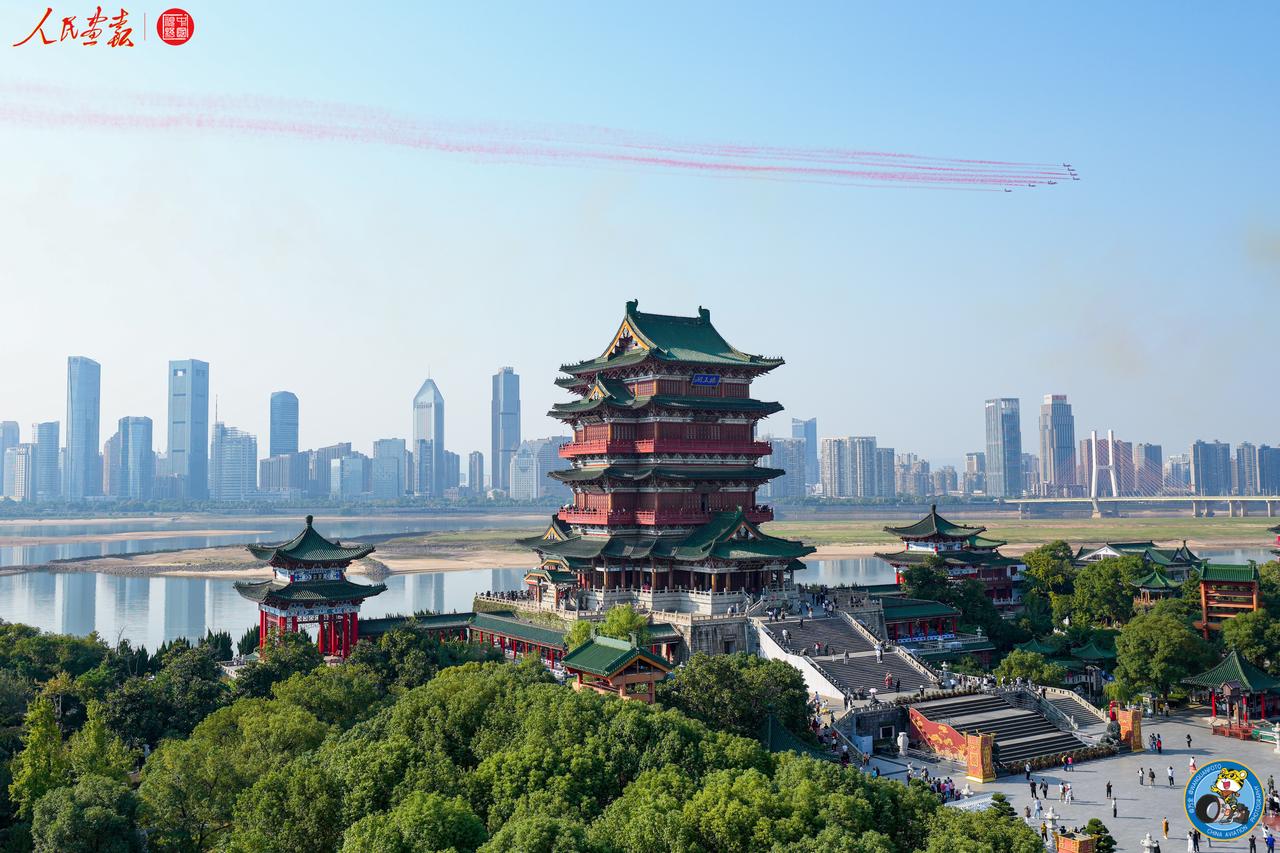 #南昌飞行大会#今天,“红鹰”飞行表演队驾驶K-8教练机，来到赣江之畔“飞越滕王