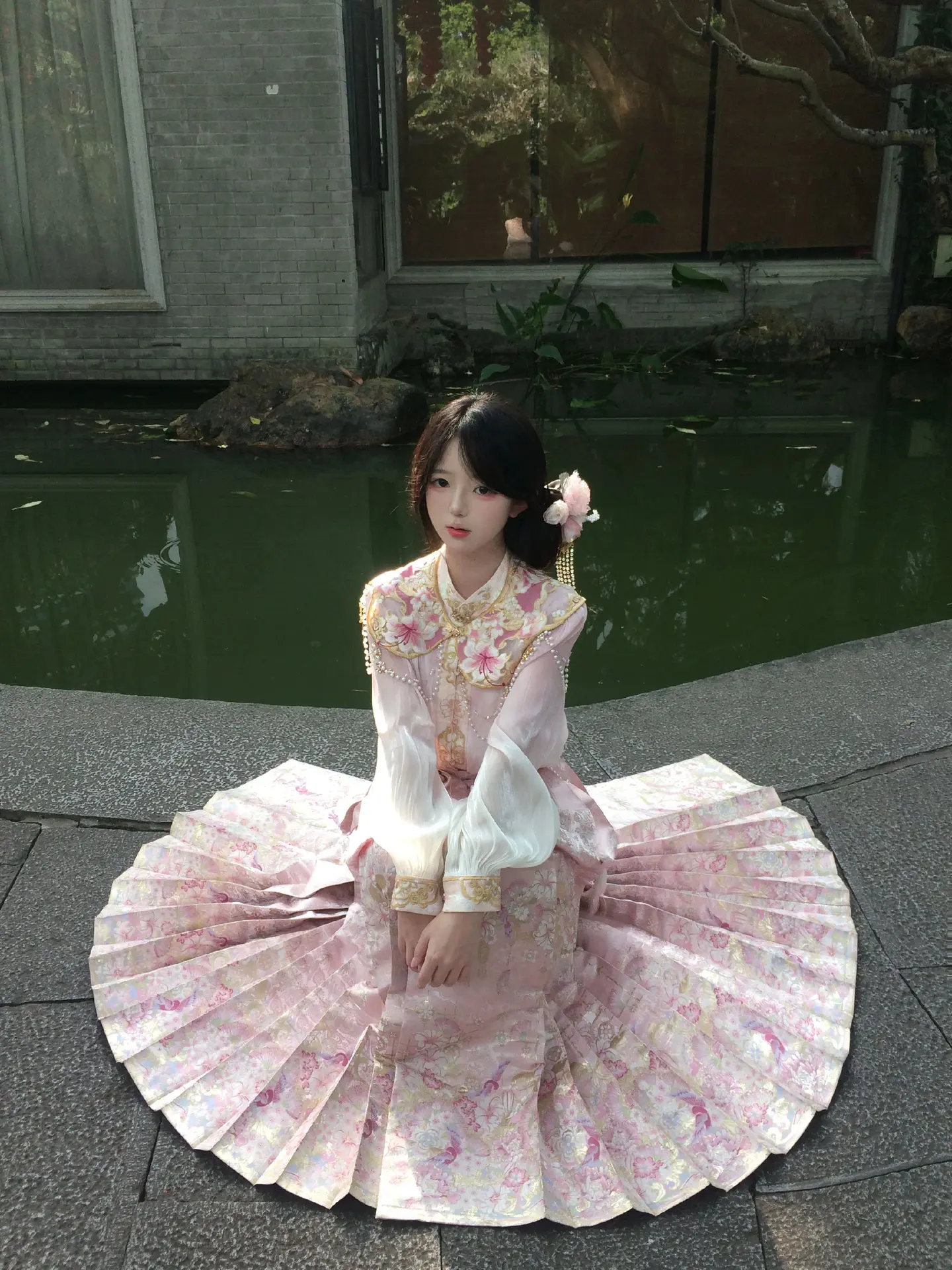 庭中梨花谢又一年。