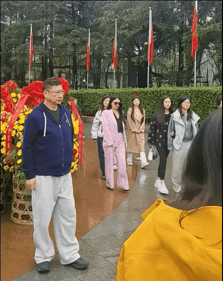 李湘瘦了，身材俢长，没有了以往的肥胖㢕肿。
她女儿王诗龄，小时候也是个小胖妞，现