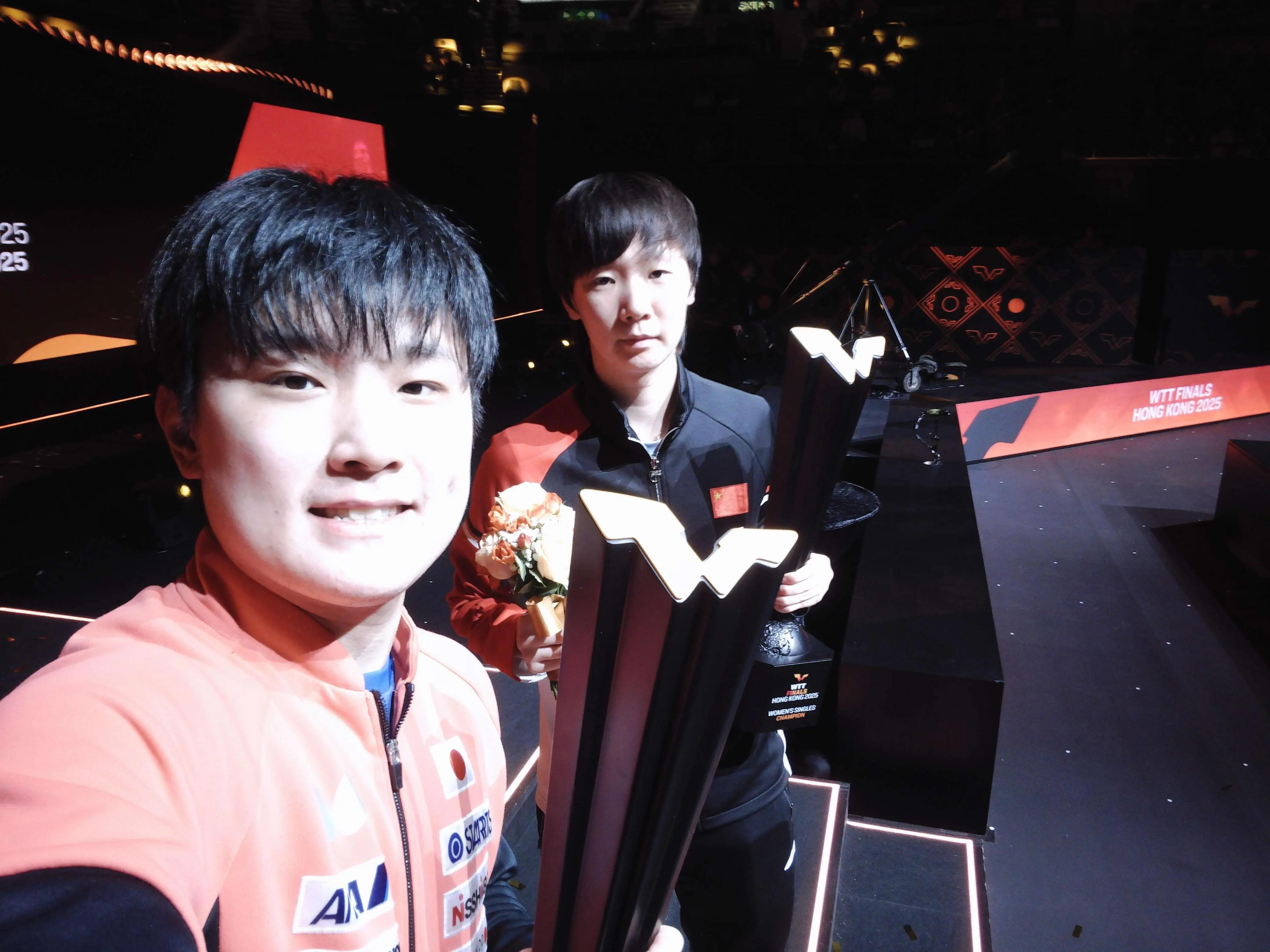 张本智和张本智和wtt香港总决赛2025 男、女单冠军自拍及合照cr.wtt 