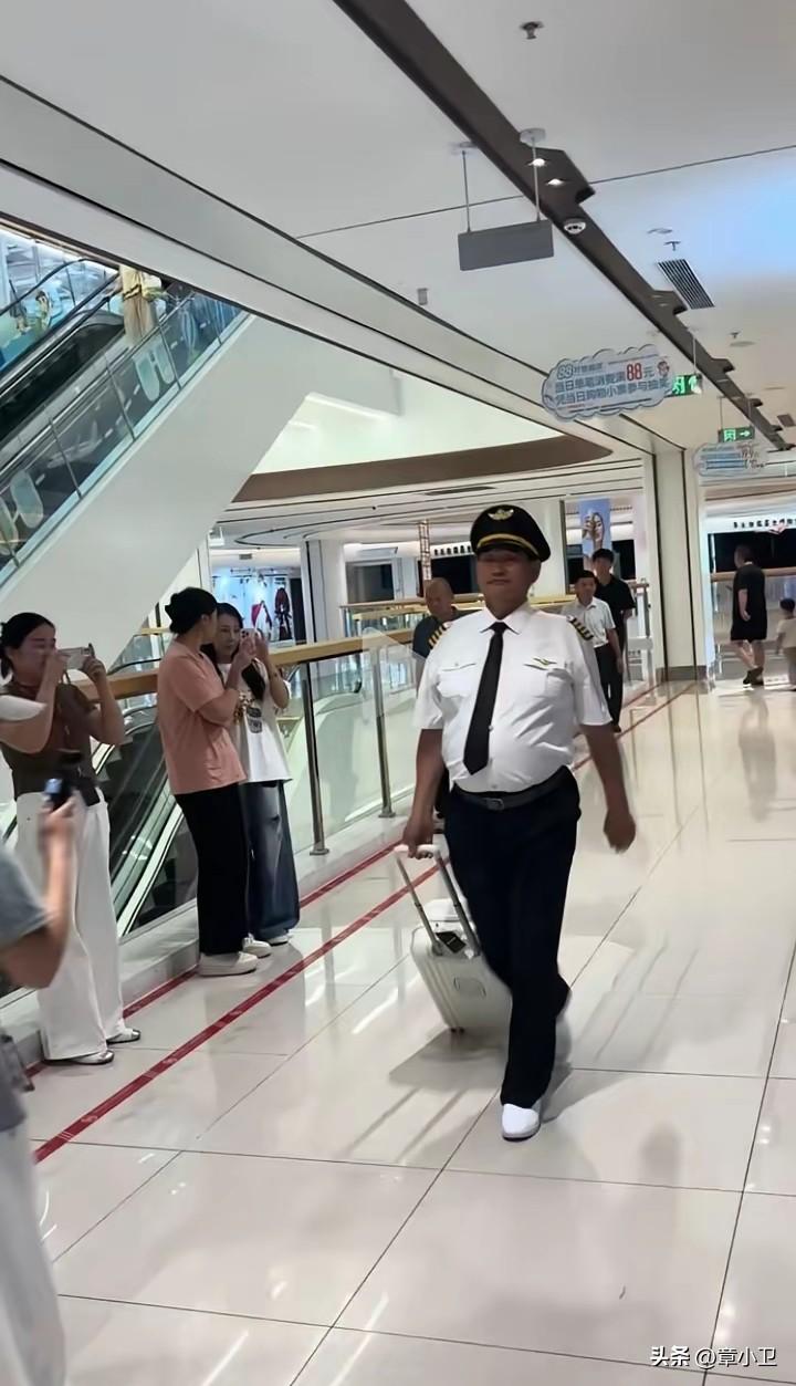 前半辈子叮当响，后半辈子响叮当
时来运转福星照，穷小变富名气扬大衣哥为流量扮演角