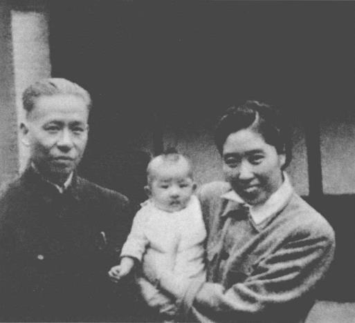 1949年，刘少奇、王光美与女儿平平在一起