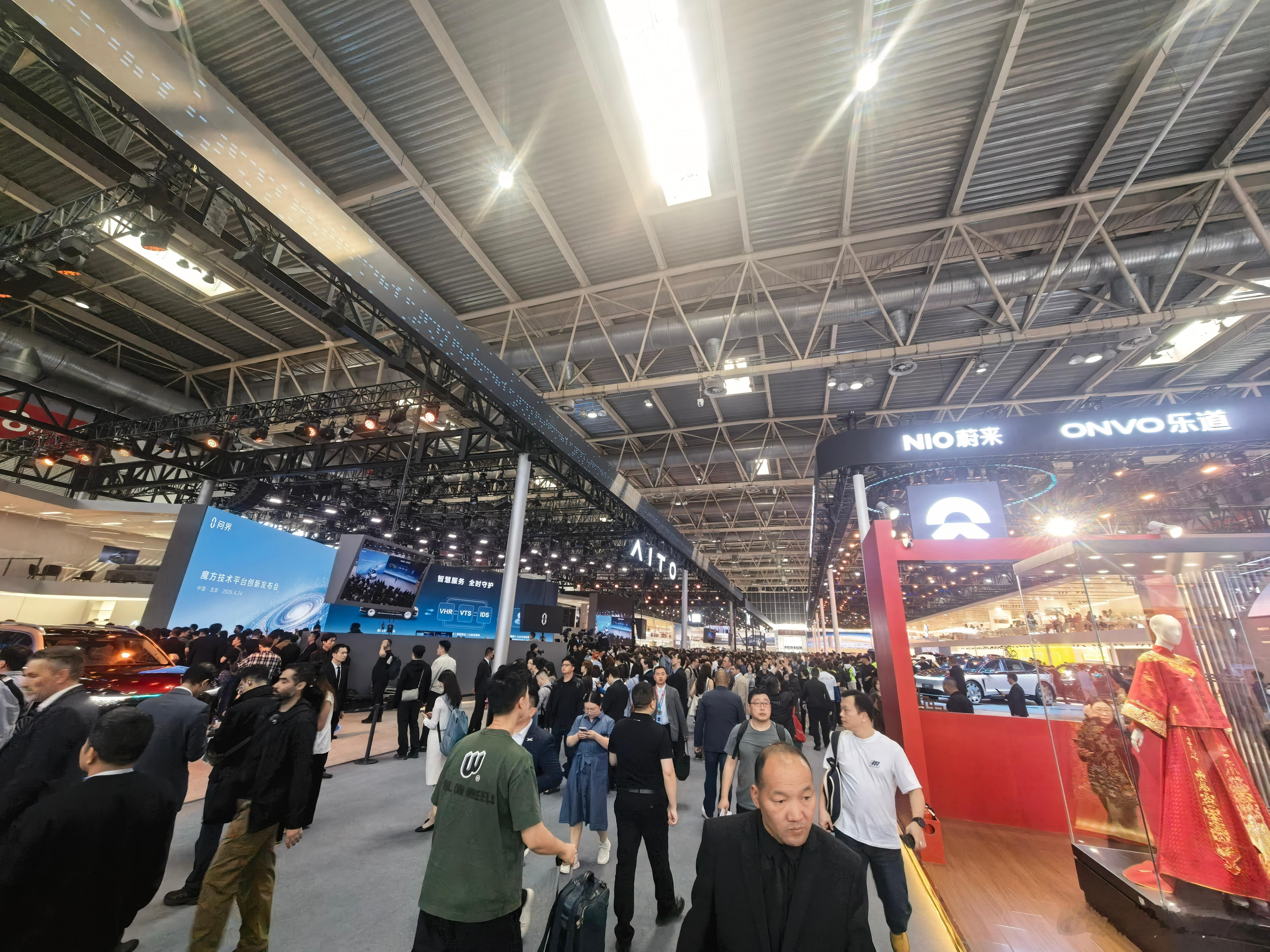 这个展馆人真多啊，问界、小鹏、蔚来都在这个馆 