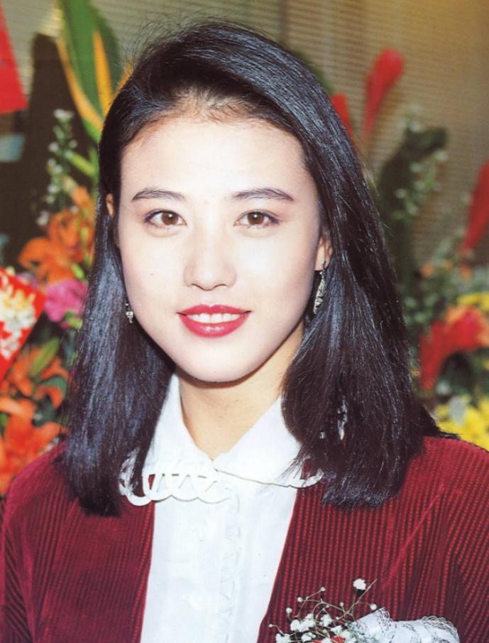 1990年，吕良伟父亲大骂：“你老婆周海媚天天睡到12点，这么懒的女人，也不伺候