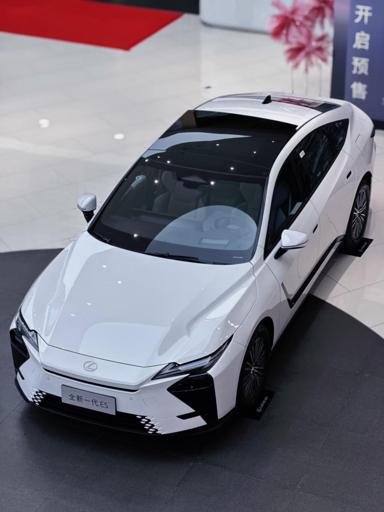 新款雷克萨斯es外观配这套设计直接凉凉，不仅把老款的优雅沉稳的这股子劲都给丢光了