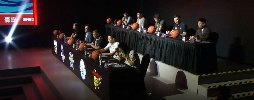 广东队这边打电话聊什么呢？cba选秀大会 ​​​