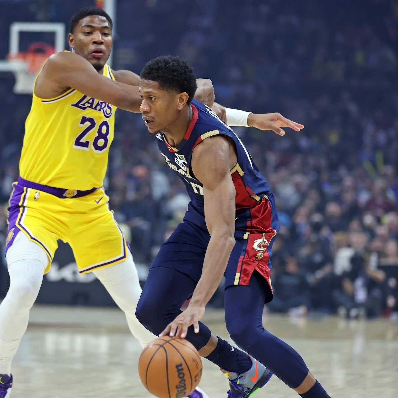 散了睡觉吧💤   Marc Stein：联盟消息源透露，本周关于湖人对亨特的兴