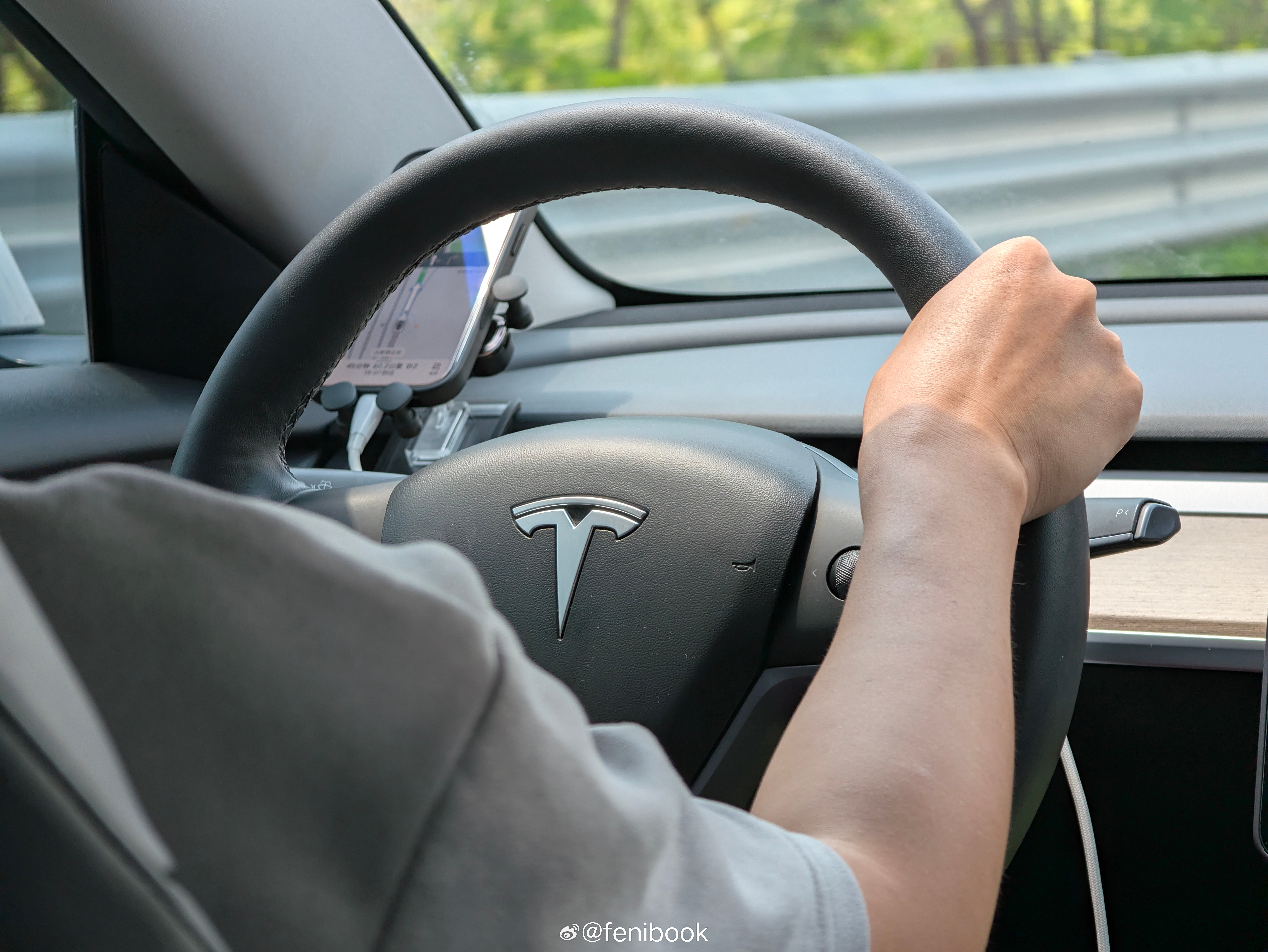 特斯拉Model 3 的路面反馈真不错，为啥其他车做不到这种比较真实的路面反馈[
