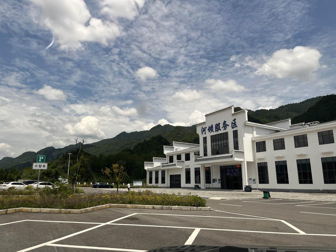 从贵州荔波到重庆，一路开着空调，全程表显油耗6.6L/100km，还是可以。而过
