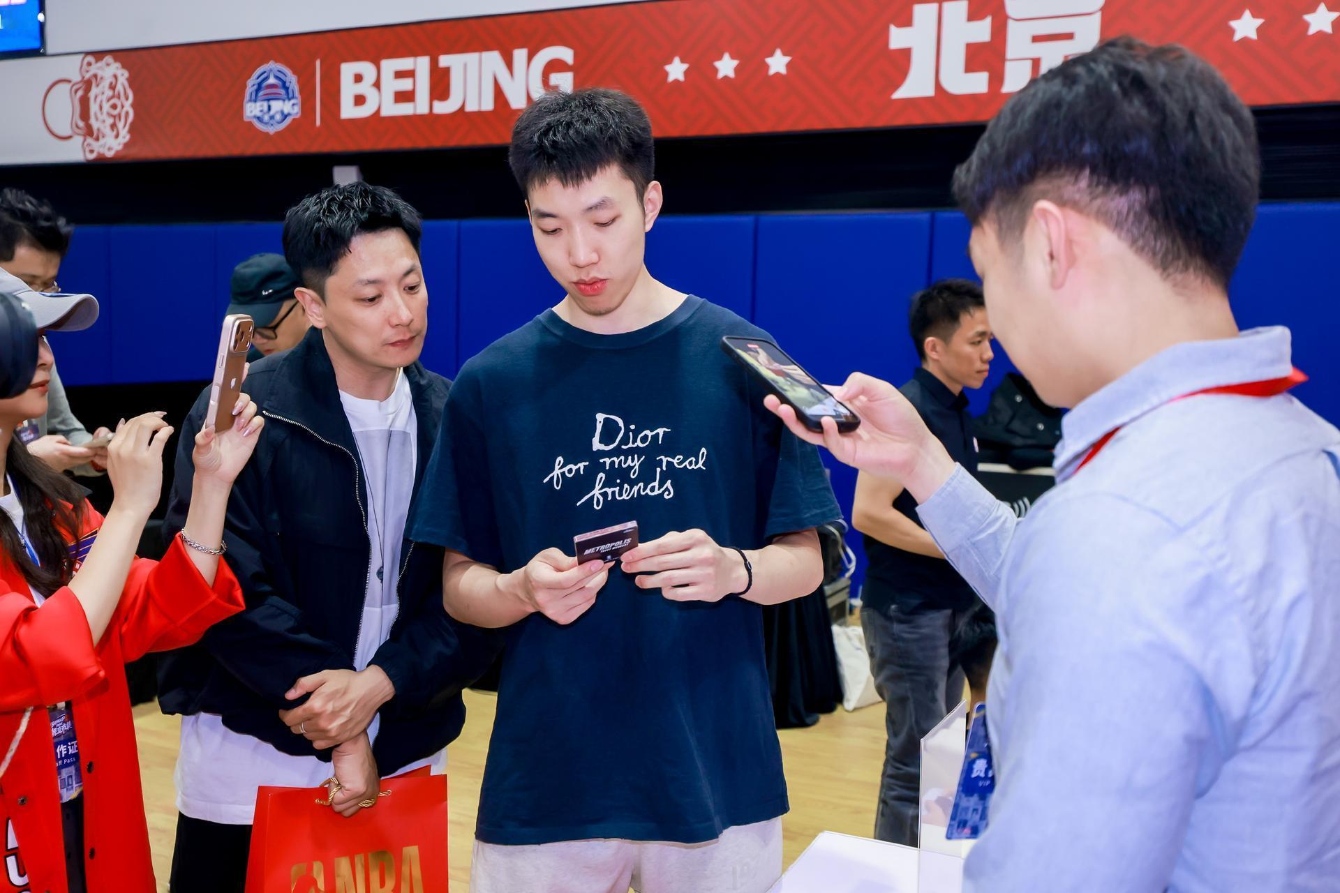 今天NBA HOOPPARK北京站线下活动廖三宁和陈浩民也去了廖三宁陈浩民CBA