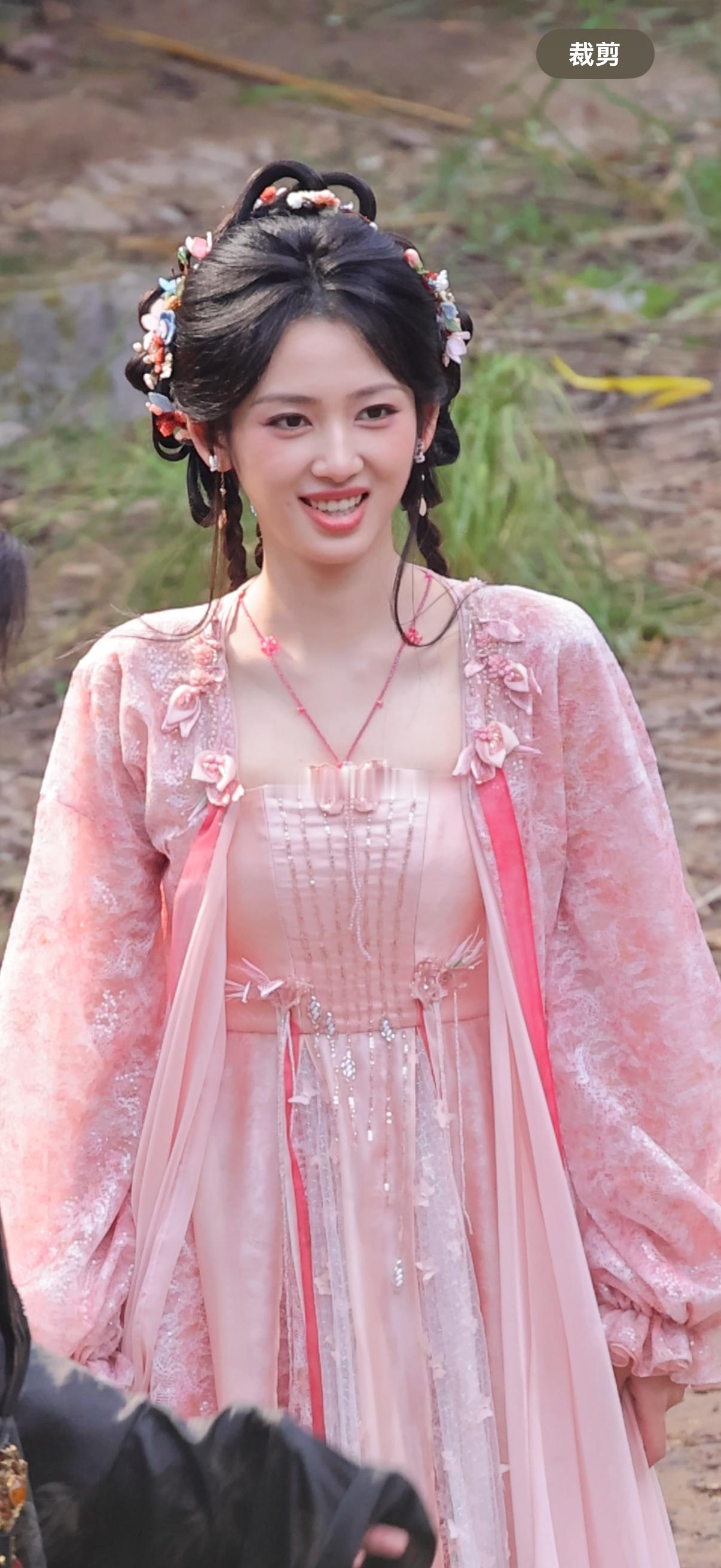 鹤秋和何与开心拍戏精彩视频何与鹤秋 ​​​