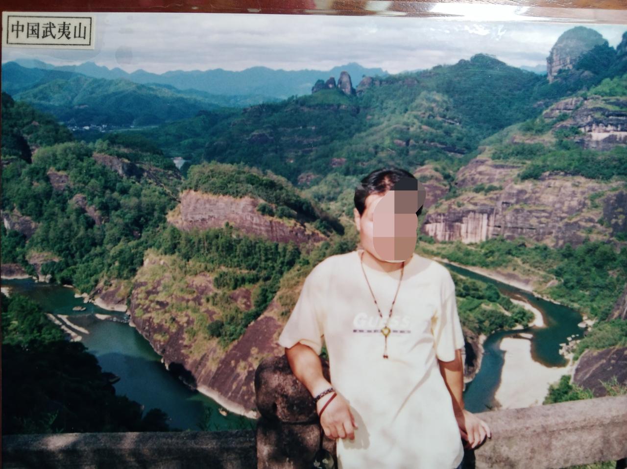 今天看头条，发现一个叫“guess”的服装品牌宣布关闭在中国的所有店面，本来是件