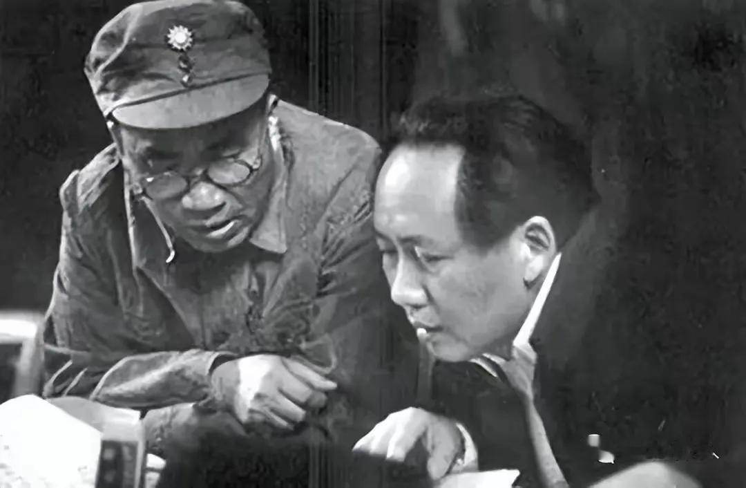在党中央庆祝朱德六十大寿时，毛泽东亲笔题词“人民的光荣”。